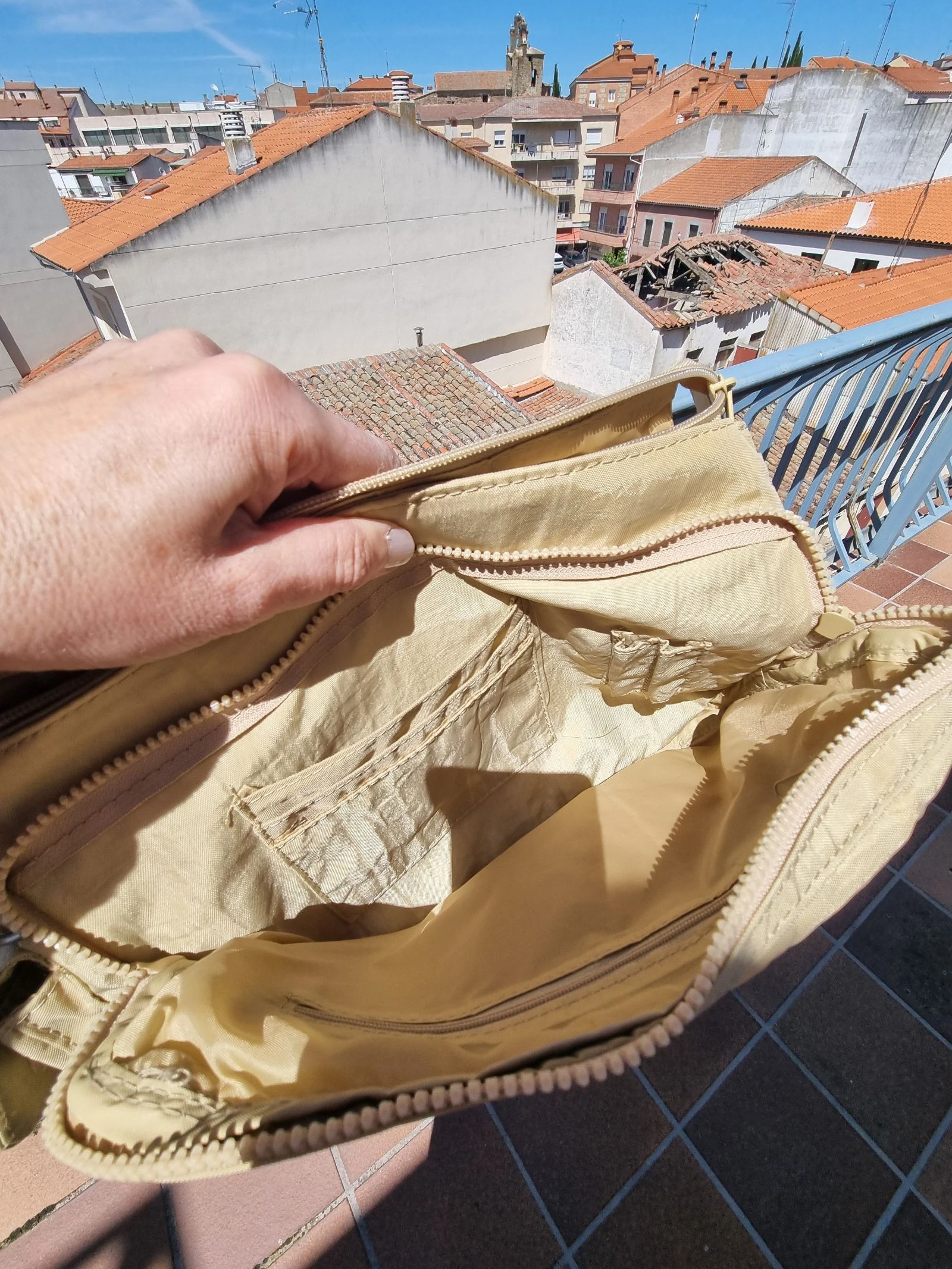 Beige crossbody bag with multiple compartments – photo 5